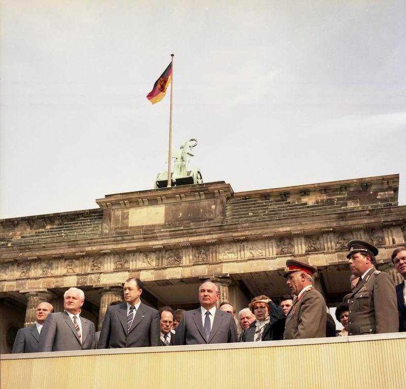 Фото: Wikimedia (File:Bundesarchiv Bild 183-1986-0416-418, Berlin, Michail Gorbatschow an der Mauer.jpg)